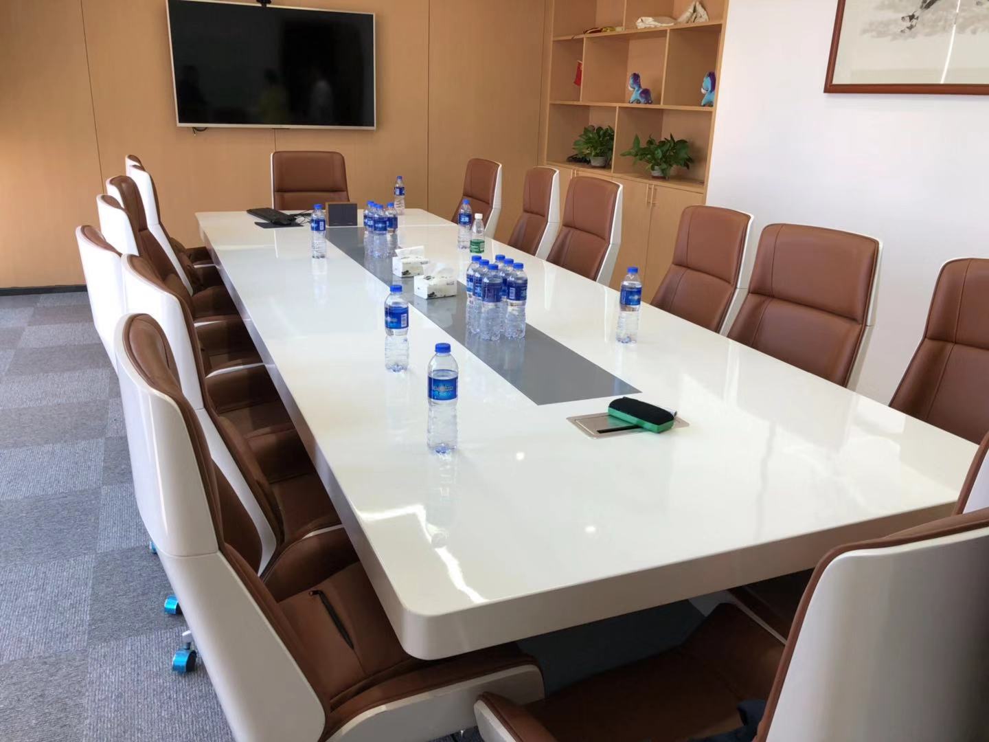 白色大型会议桌椅